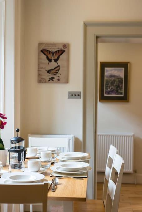 Self Catering , City Centre Apartment With Parking Edimburgo Esterno foto