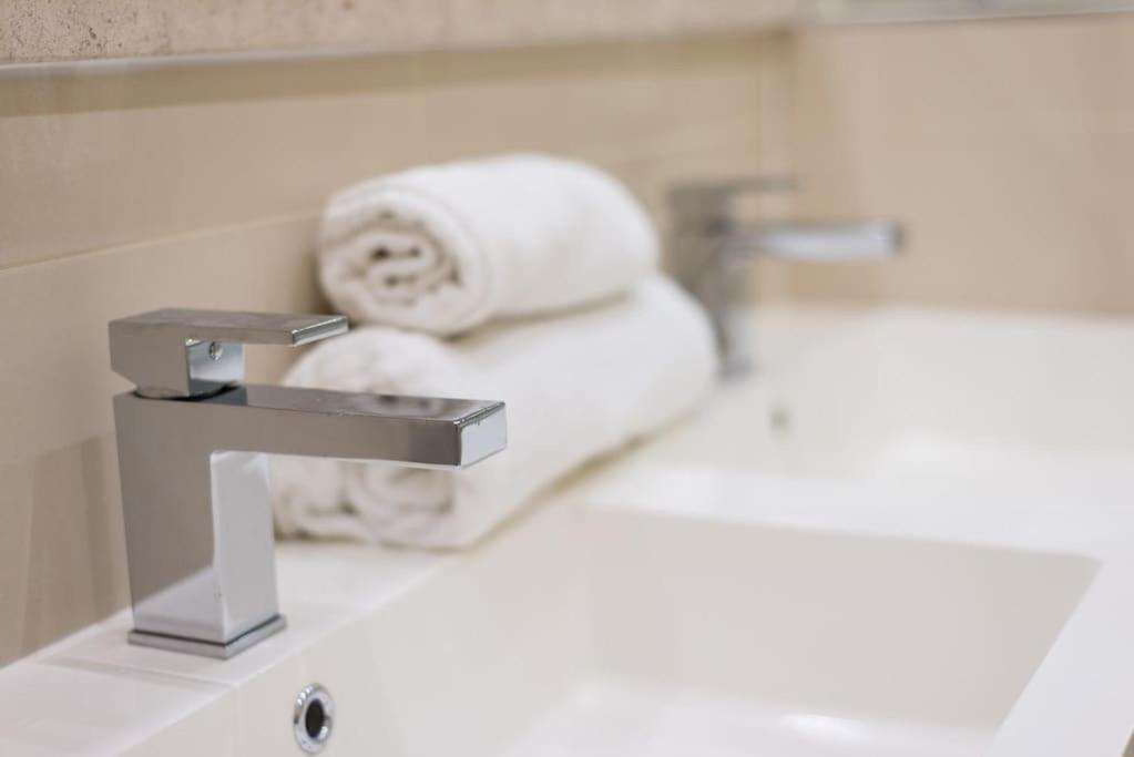 Self Catering , City Centre Apartment With Parking Edimburgo Esterno foto