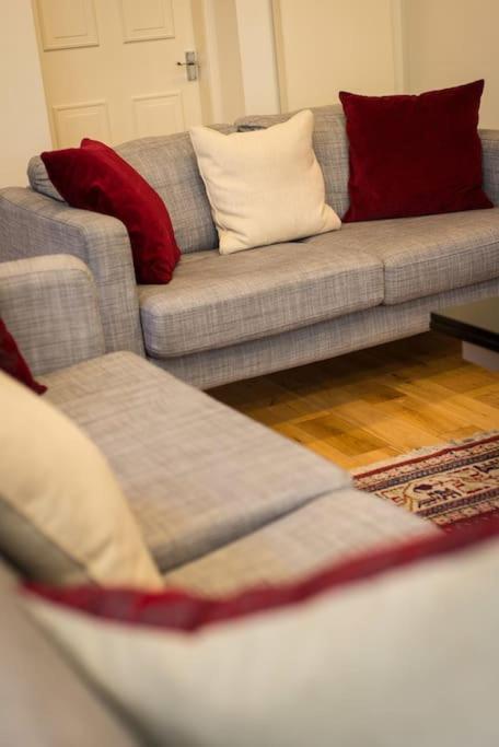 Self Catering , City Centre Apartment With Parking Edimburgo Esterno foto