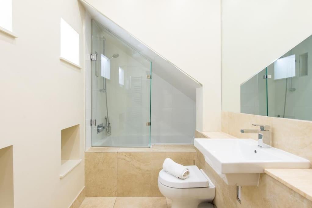 Self Catering , City Centre Apartment With Parking Edimburgo Esterno foto