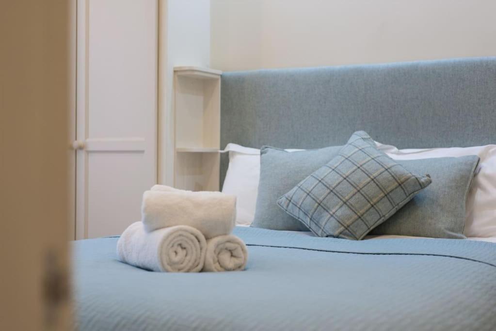 Self Catering , City Centre Apartment With Parking Edimburgo Esterno foto