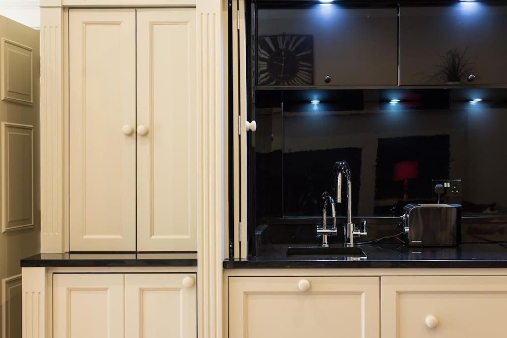 Self Catering , City Centre Apartment With Parking Edimburgo Esterno foto